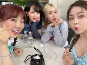 Jung Ji-so Instagram - 올해 나에게 와준 선물 나의언니들💐
💜💚💛💙장꾸장꾸💙💛❤️💚