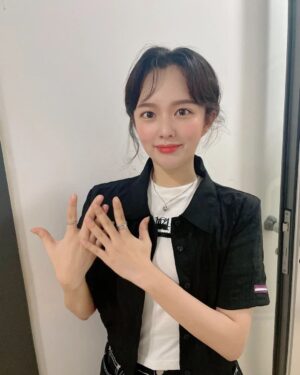 Jung Ji-so Instagram - 협찬사진이지만 잘나와서...!💐
(Feat.배뚝딱💜)