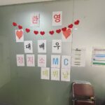Jung Ji-so Instagram - #KMW 5일동안 생애첫 진행을맡았던 케이뮤직위크가 끝이났다💙 처음 작가님들께서 꾸며주신 대기실에 들어가서 감동받고는 정말 제대로잘해보자 생각한게 어제만같은데...😭 최고의제작진,최고의아티스트들과함께해서 더 많은것을배우고 좋은경험을했다🍀 진행석에서 바라본 무대위에 아티스트들은 내가 스스로많은생각이들고 경건해질정도로 엄청 프로페셔널했고 아티스트들과의 인터뷰에선 정말따듯한 정을 느낄수 있었다.많이 서투른 내가 가끔씩은 일을잊고 즐기고있을정도로 행복한시간이였다❤️ 언제 정이 들었는지 오늘 이 현장을 떠나는게 너무아쉬웠지만 모인 모든사람들 각자의 또다른일을위해 나 또한 내일을 준비하려고 집에왔다. 씻어야하는데 들어오자마자 털썩누워만있다 많은것을배웠지만 기본이안되었군나란사람