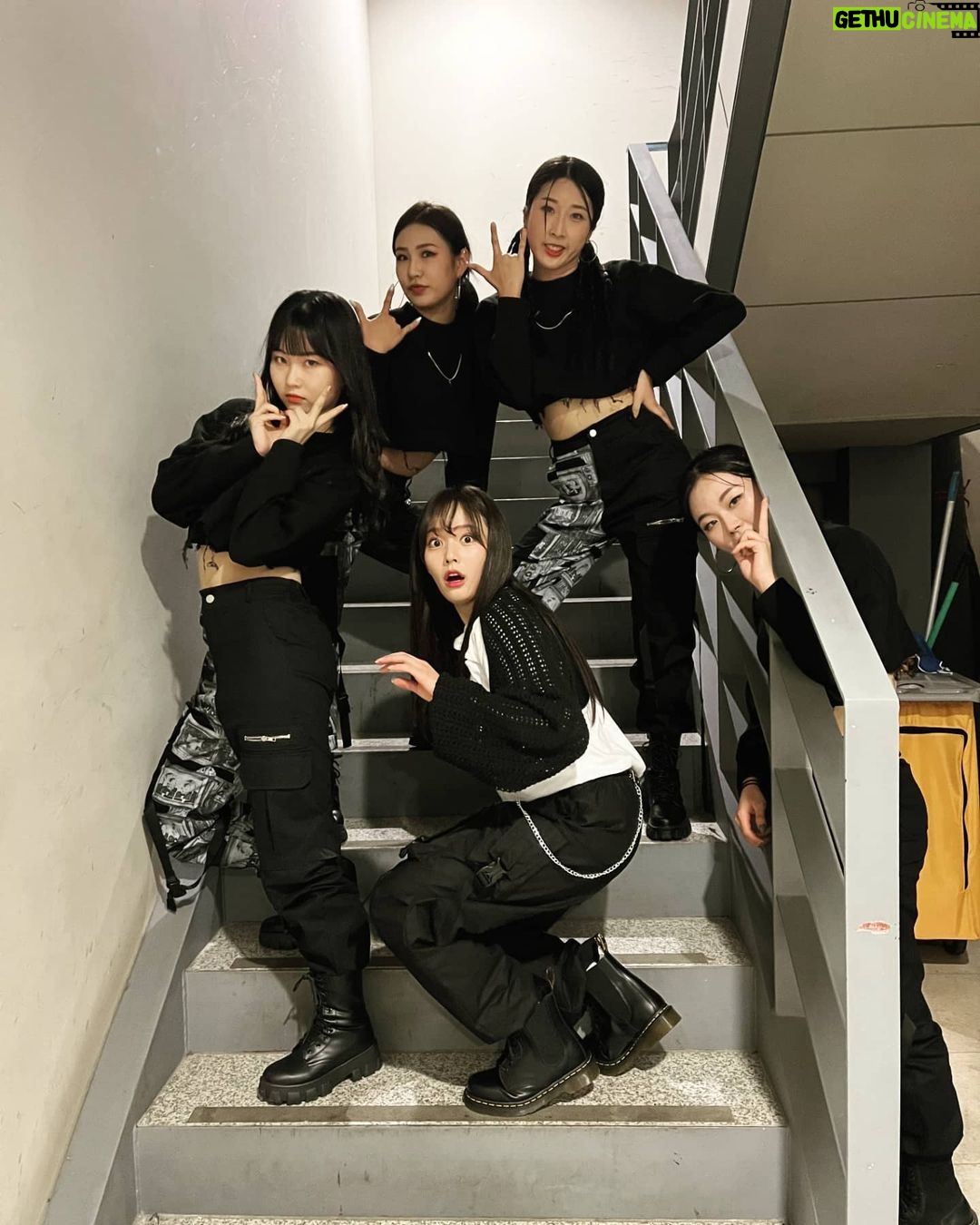 Jung Ji-so - 28.4K Likes - #KMW 3번째날 첫무대 <Eat you up>
위해서 같이고생하고 나를 이끌어준 우리의
정음언니❤️미건언니💚슬기언니💛영현이
그리구 💙승민부단장님🧡 많이감사하구사랑합니다!!