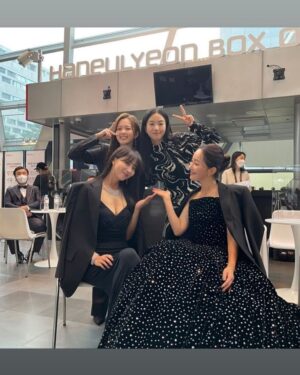 Jung Ji-so Instagram - 설레고 떨렸던 #BIFF 
세상 멋진  선배님들과 함께 💖
너무나 행복했던 개막식이였다🍀