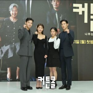 Jung Ji-so Instagram - KBS2TV커튼콜 포토타임🌳

지원선배 하늘선배 상현선배와 함께할수있어서 감사했고 행복한하루였습니다💜💙💚

<커튼콜>매주 월화kbs2 밤9:50

출처:kbs

👗🩰@zziyoni 
  @pe_arswim 
🎀💄@aluu_yelee  @aluu_jiyeon