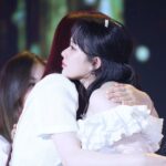 Jung Ji-so Instagram - 곧 6시25분에 만나유!👋🏻👋🏻 (비비드님 사진 한장만 쓰겠슴다🙏🏻❤️)