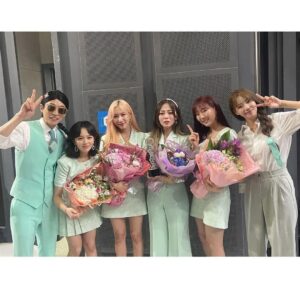 Jung Ji-so Instagram - 이번년도 어김없이 많을일과추억들이있었지만 
올해 4월 떨리던 블라인드오디션으로 시작된
💖Wsg워너비💖언니들과 제작진분들과의만남🙌🏻
짧고도 길었던 그간의 추억들과 노력,행복이
많이 아련하고 아쉽습니다..
길지않은 시간이였지만 그시간동안 스탭분들과언니들대표님들사이에서 세상의 따듯함이 아직 내가 봐온게 전부가아니였음을.
또 한동안 울지않고 웃지못했던 내가 놀뭐 안 에서 얼마나 마음이더 말랑해지고 단단해졌는지를 많이느꼈습니다💪🏻💖
24이라는 나의 나이에 절묘하게 놀뭐를 만나 성숙한 어른으로성장해가는과정에 중요한 뼈대 만든것같아 너무감사하고 잊지못할것같습니다..💌
앞으로 또 언니들대표님들스탭분들없이
이곳저곳에서 활동을 열심히해나가겠지만
나비언니,진주언니,코타언니,은혜언니,보람언니,진아언니,현아언니,쏠언니,흰언니,소연언니,지윤언니,하하선배님,준하선배님,봉선선배님,숙선배님,미주부대표님,재석대표님,스탭분들 께 배운 따듯한 정 과 성실함,열정,현명함 으로 더 멋지고좋은사람이되어가겠습니다💙 사랑합니당..♥