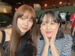 Jung Ji-so Instagram - 늘 더 잘할수있다며 지켜봐주시는 
은혜언니와🌺 쑥스러운 나🤦🏻‍♀️
