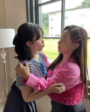 Jung Ji-so Instagram - 이세상쿨이아닌🥶쏘쿨한 현아언니와💐💙

💛💚💙💜🤎🖤🧡❤️💝💖💗❣️
#12색무지개