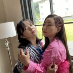 Jung Ji-so Instagram – 이세상쿨이아닌🥶쏘쿨한 현아언니와💐💙

💛💚💙💜🤎🖤🧡❤️💝💖💗❣️
#12색무지개