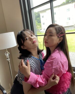 Jung Ji-so Instagram - 이세상쿨이아닌🥶쏘쿨한 현아언니와💐💙

💛💚💙💜🤎🖤🧡❤️💝💖💗❣️
#12색무지개