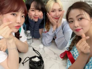 Jung Ji-so Instagram - 올해 나에게 와준 선물 나의언니들💐
💜💚💛💙장꾸장꾸💙💛❤️💚