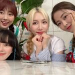 Jung Ji-so Instagram - 올해 나에게 와준 선물 나의언니들💐 💜💚💛💙장꾸장꾸💙💛❤️💚