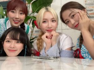 Jung Ji-so Instagram - 올해 나에게 와준 선물 나의언니들💐
💜💚💛💙장꾸장꾸💙💛❤️💚