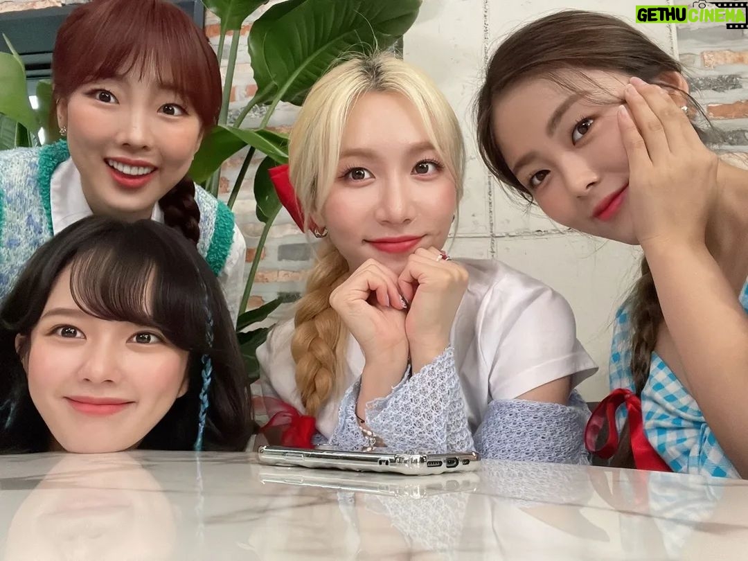 Jung Ji-so - 41.4K Likes - 올해 나에게 와준 선물 나의언니들💐
💜💚💛💙장꾸장꾸💙💛❤️💚