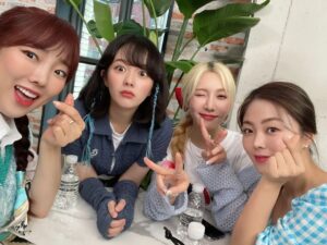 Jung Ji-so Instagram - 올해 나에게 와준 선물 나의언니들💐
💜💚💛💙장꾸장꾸💙💛❤️💚