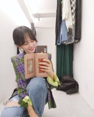 Jung Ji-so Instagram - 오늘 <방법 재차의> 제작보고회를 다녀온 오늘은방법사인 나!
7월 28일에 개봉하는 재차의!!