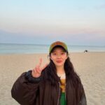 Jung Ji-so Instagram – 바다! 
🌊🐚