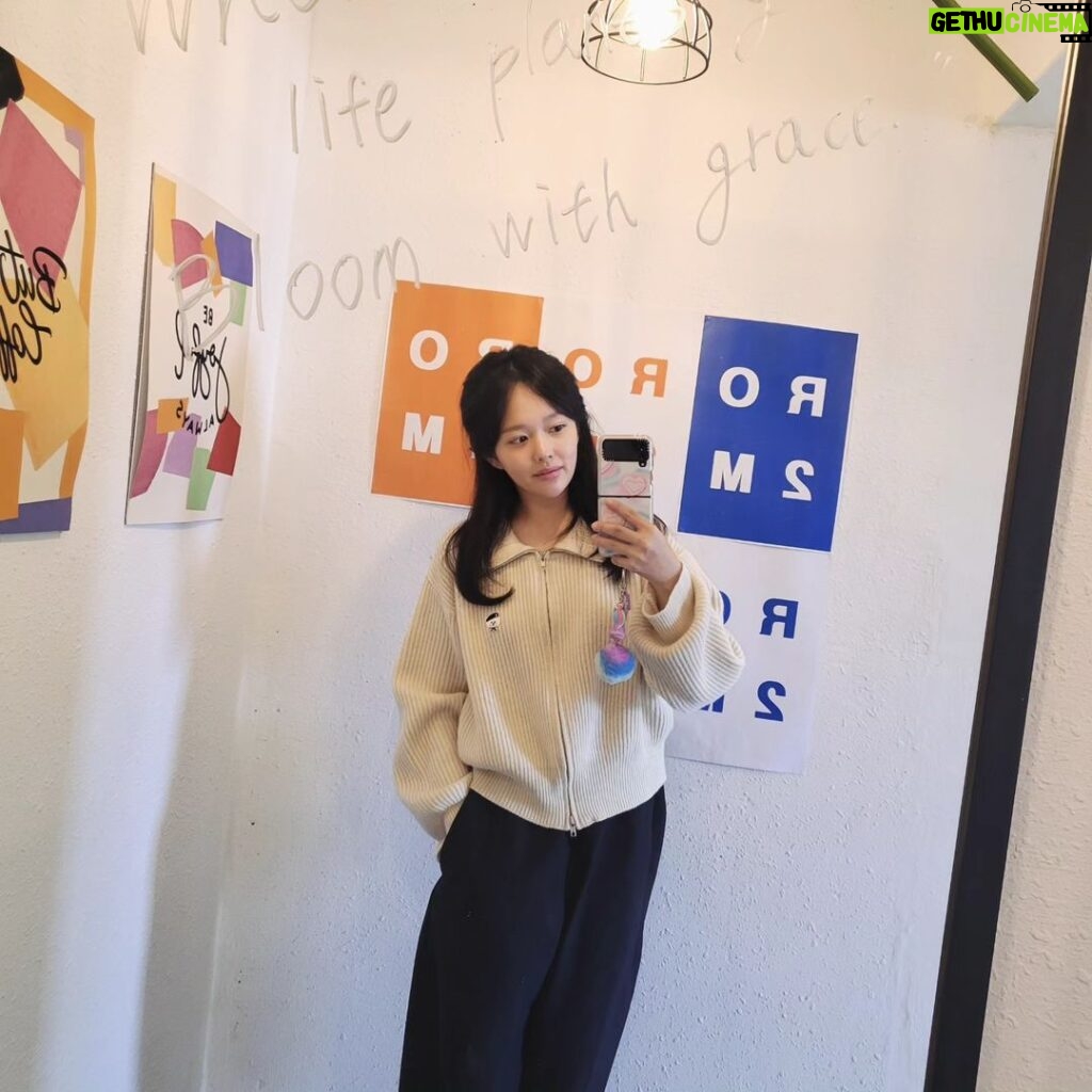 Jung Ji-so Instagram - 지방촬영와서 카페에왔는데 거울이 조쿤🤳!