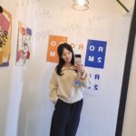 Jung Ji-so Instagram - 지방촬영와서 카페에왔는데 거울이 조쿤🤳!
