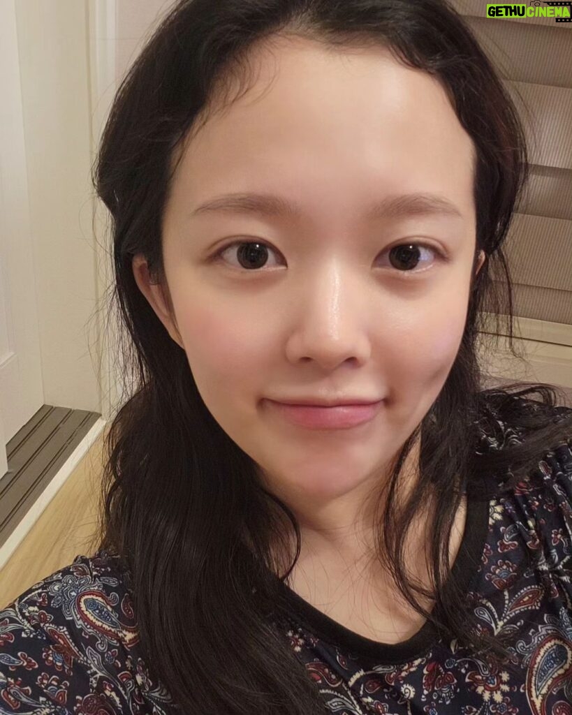 Jung Ji-so Instagram - 매년 여름 다시 스멀스멀 모습을들어내는 악성곱슬... 어찌하겠어 너두 내 머리인것을...🥦 #곱슬머리 #악성곱슬머리