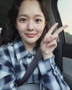 Jung Ji-so Instagram - 좋은밤을 보내구계신가요👋🏼👋🏼 어제 또 하루의 일상을 마치고 아무런 생각없이 쉬고있던중에 첫11주년 축하글을 봤어요! 언제 시간이 이렇게나 지났는지.. 멍하니 몇분가량을 글을 쳐다만봤어요🌾🌾 나도 잊고있던 데뷔 기념일을 어떻게 기억하고 있었는지 정말 늘 나를 생각해주는 소중한 이들이 있다는생각에 어젯밤은 외롭지않게 정말 포곤히잘잤어요🦭! 그래서 오늘하루도 힘차게 하루를 잘보냈답니다💪🏻 항상 고맙고 사랑해유..♡