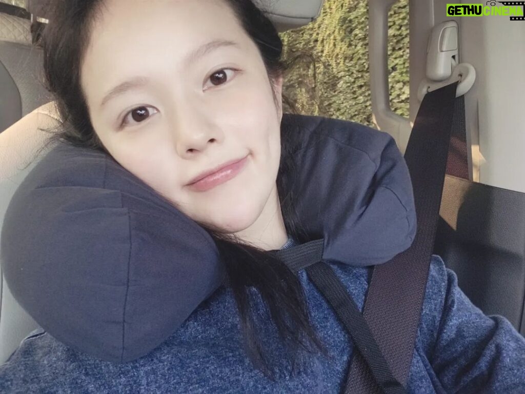 Jung Ji-so Instagram - 오늘같은 날씨 어땠어유~? 나는 쬐끔 더웠어유 🌻