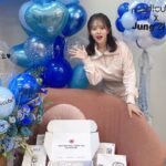 Jung Ji-so Instagram – 안녕 난 지소의 모공이야 
이제부터 내가 깨끗해져볼게 얍🧚‍♀️ 

난 지소의 여드름흔적이야 
나는 그럼 없어져볼게 얍🧚‍♂️

나는 탄력이야
나는 다시 나타볼게 얍🧚

#메디큐브
#엠버서더
@medicube_korea