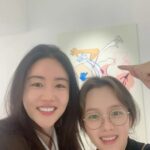 Jung Ji-so Instagram - 우슬혜언니와 하지원선배님의 첫 개인전에 다녀왔다🌼 따듯한 날씨에 어울리는 성수동 구경도하구 새로운경험과 많은 생각거리를 주는 그림들을 만나고왔다! 그리고 전시장안에있는 폴라 랑 포포도 만났다!🤖 @polarpo_official @hajiwon1023