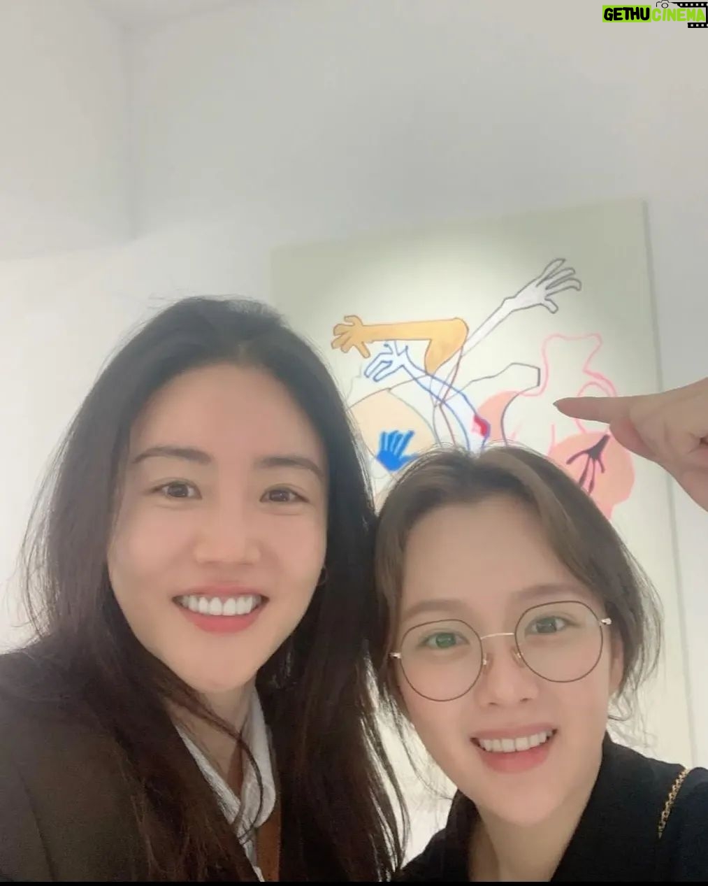 Jung Ji-so - 23.9K Likes - 우슬혜언니와 하지원선배님의
첫 개인전에 다녀왔다🌼
따듯한 날씨에 어울리는 성수동 구경도하구 새로운경험과
많은 생각거리를 주는 그림들을 만나고왔다!
그리고 전시장안에있는 폴라 랑 포포도 만났다!🤖 @polarpo_official
@hajiwon1023