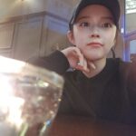 Jung Ji-so Instagram - 오늘은 토요일💜 오늘 하루는 어땠나용🦄 예쁜거많이보구,또 들었기를! 챰 겨울추천곡으루 쏠언니의 warm christmas 추천해용!☃️