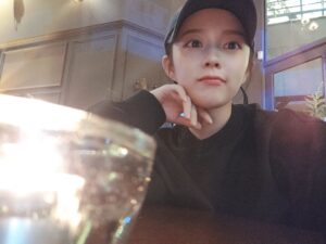 Jung Ji-so Instagram - 오늘은 토요일💜

오늘 하루는 어땠나용🦄
예쁜거많이보구,또 들었기를!

챰 겨울추천곡으루 쏠언니의 warm christmas 추천해용!☃️