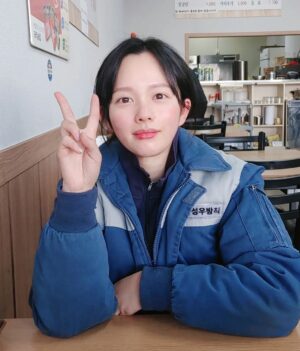 Jung Ji-so Instagram - 빵떡이던 어린동은 시절✌🏻