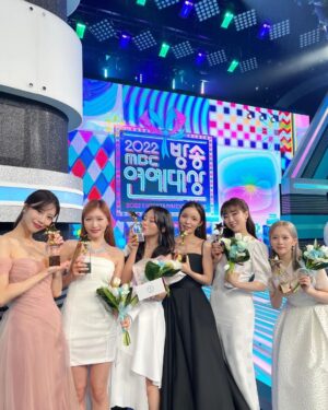 Jung Ji-so Instagram - 2022MBC방송연예대상에서
놀면뭐하니 wsg워너비 가야g로 언니들이랑!
특별상받았습니다!💙💚🧡💜
늘 감사함잊지않으며 성실하구 행복할게요! 언니들한테도 늘잘하는 사랑둥이막내가되겠슴다 사랑해언니들💖!!사랑함니다유대표님💚미주부대표님!!💜

💄 @aluu_hanhyunjae85 

👑@aluu_yelee