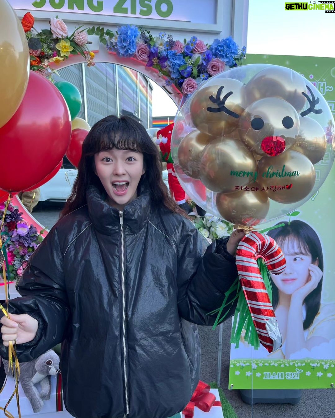 Jung Ji-so Instagram - 당신들 하랑이 또...ㅋㅋㅋㅋ 어제는 어묵과 호빵 마싯는 커피차가왔어유 커피차 🎁 온지얼마안된것같은데 또 오다니 아침새벽에 메이크업하다가 듣고 잠이확깼어요 아니 또??!!!😧😵 촬영중 커피차도착소식에나와보니 스탭분들이 모두행복하게 어묵과호빵을드시구계셨어유💌🙊 하랑이 덕분에 이번 촬영현장은 행복하고 가족같고 모두를, 울드라마를 사랑하게된것같아요..💖 늘고맙고사랑하구 진짜 왕재밌는 모습으로 보답할게요 진짜🤙🏻