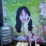 Jung Ji-so Instagram - 당신들 하랑이 또...ㅋㅋㅋㅋ 어제는 어묵과 호빵 마싯는 커피차가왔어유 커피차 🎁 온지얼마안된것같은데 또 오다니 아침새벽에 메이크업하다가 듣고 잠이확깼어요 아니 또??!!!😧😵 촬영중 커피차도착소식에나와보니 스탭분들이 모두행복하게 어묵과호빵을드시구계셨어유💌🙊 하랑이 덕분에 이번 촬영현장은 행복하고 가족같고 모두를, 울드라마를 사랑하게된것같아요..💖 늘고맙고사랑하구 진짜 왕재밌는 모습으로 보답할게요 진짜🤙🏻