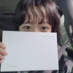 Jung Ji-so Instagram - 아이미루에서 선물이도착했어요오 🎁 🎄 아이미루에서 새로나온 #아이미루40EX_골드콘택트 💚 콘텍트렌즈 착용자도 사용가능하다구해서 밤새 일하는 우리팀스탭선생님들도 하나씩 나눔하였어요✌🏻(아이미루짱) 청량감은 MAX,보존제는 ZERO! 비타민A , E , B6와 각막 보호 성분이 함유된 #아이미루 로 시린겨울이겨내자👍🏻