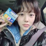 Jung Ji-so Instagram - 아이미루에서 선물이도착했어요오 🎁 🎄 아이미루에서 새로나온 #아이미루40EX_골드콘택트 💚 콘텍트렌즈 착용자도 사용가능하다구해서 밤새 일하는 우리팀스탭선생님들도 하나씩 나눔하였어요✌🏻(아이미루짱) 청량감은 MAX,보존제는 ZERO! 비타민A , E , B6와 각막 보호 성분이 함유된 #아이미루 로 시린겨울이겨내자👍🏻