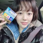 Jung Ji-so Instagram - 아이미루에서 선물이도착했어요오 🎁 🎄 아이미루에서 새로나온 #아이미루40EX_골드콘택트 💚 콘텍트렌즈 착용자도 사용가능하다구해서 밤새 일하는 우리팀스탭선생님들도 하나씩 나눔하였어요✌🏻(아이미루짱) 청량감은 MAX,보존제는 ZERO! 비타민A , E , B6와 각막 보호 성분이 함유된 #아이미루 로 시린겨울이겨내자👍🏻