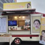 Jung Ji-so Instagram - 하랑이 또🤦‍♀️ 아침일찍부터 새참먹고 얼매나 힘이나고 미안스럽고. 꾸며준사진보고 또 얼매나 고맙고.. 문구써놓은거 보구 웃음으로 하루를시작해서 오늘하루 행복했는지 모니터에 떠있는 하랑표 입덕영상을보고계신스탭분들을보고 또 얼마나 부끄러웠는지 ㅋㅋㅋ! 스티커 사진ㅋㅋㅋㅋ인기두많아서 못가져가신분까지 생겼다는! (예정에없던 저녁식사로 보내주신 우리스탭식구들도시락 디저트까지 행복하게 식사했어유💜💙💚💛❤) 정말 매번 처음순간부터 늘 고마워유..♡