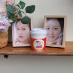 Jung Ji-so Instagram - 하랑이 또🤦‍♀️ 아침일찍부터 새참먹고 얼매나 힘이나고 미안스럽고. 꾸며준사진보고 또 얼매나 고맙고.. 문구써놓은거 보구 웃음으로 하루를시작해서 오늘하루 행복했는지 모니터에 떠있는 하랑표 입덕영상을보고계신스탭분들을보고 또 얼마나 부끄러웠는지 ㅋㅋㅋ! 스티커 사진ㅋㅋㅋㅋ인기두많아서 못가져가신분까지 생겼다는! (예정에없던 저녁식사로 보내주신 우리스탭식구들도시락 디저트까지 행복하게 식사했어유💜💙💚💛❤) 정말 매번 처음순간부터 늘 고마워유..♡