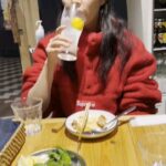 Jung Ji-so Instagram - 🍽🍺🌏!