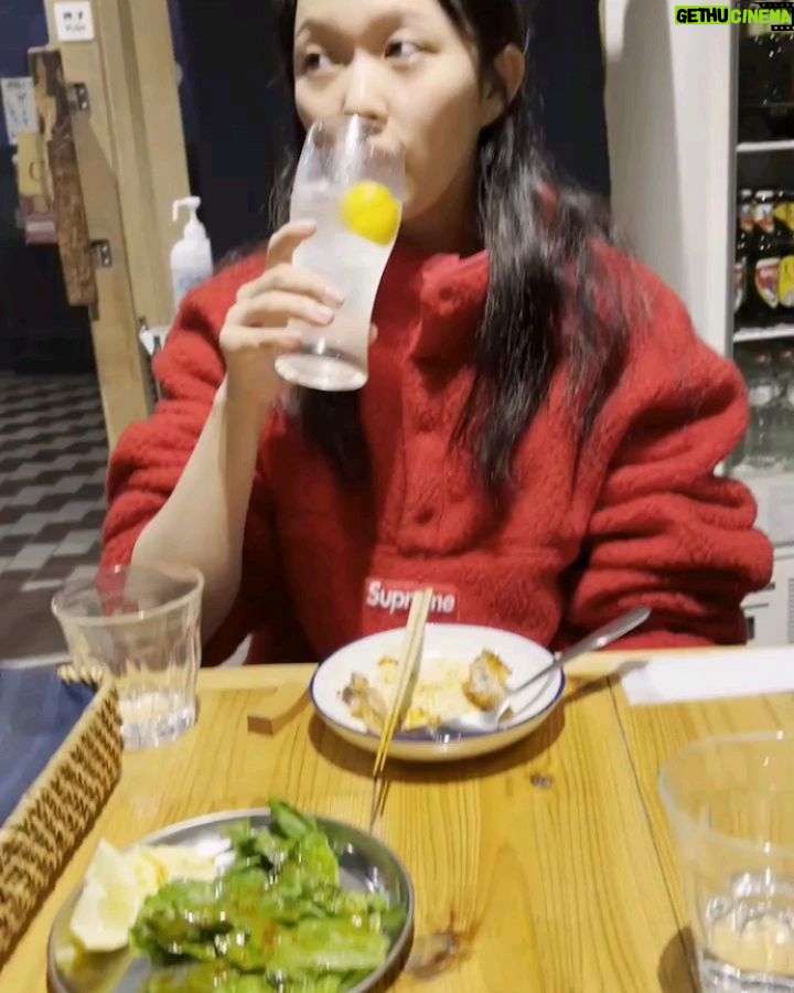 Jung Ji-so Instagram - 🍽🍺🌏!