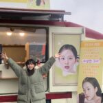 Jung Ji-so Instagram - 하랑이 또🤦‍♀️ 아침일찍부터 새참먹고 얼매나 힘이나고 미안스럽고. 꾸며준사진보고 또 얼매나 고맙고.. 문구써놓은거 보구 웃음으로 하루를시작해서 오늘하루 행복했는지 모니터에 떠있는 하랑표 입덕영상을보고계신스탭분들을보고 또 얼마나 부끄러웠는지 ㅋㅋㅋ! 스티커 사진ㅋㅋㅋㅋ인기두많아서 못가져가신분까지 생겼다는! (예정에없던 저녁식사로 보내주신 우리스탭식구들도시락 디저트까지 행복하게 식사했어유💜💙💚💛❤) 정말 매번 처음순간부터 늘 고마워유..♡