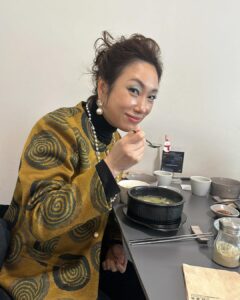 Jung Kyoung-mi Instagram - 이런 날씨엔 뜨끈한 국밥이죠?!🍲 야외 촬영 즐거웠다!!! 연예인도 만나고❤️❤️❤️ 집에 가서 맛있는거 시켜먹어야지:)
