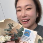 Jung Kyoung-mi Instagram - 점심으로 회 사주는 매니져 어때요?❤️ 오늘 오전에 라이브커머스💐 대표님의 깜짝 꽃선물. 감동이었잖아요! 살짝 눈시울이 촉촉해지는… 다음에 개인적으로 데이트 해요❤️ 오후에 두유제조기 롯데홈쇼핑 여러분 두유제조기 꼭 사세요!!! 완전 맛있는 두유 만들어집니다👍🏻 그리고!! 회 좋아한다는 얘기 듣고 점심으로 회 사주는 매니저 어때요? ㅋㅋㅋㅋㅋㅋ 사랑합니다❤️ 감사함으로 가득 찬 하루! 좋은 사람들과 즐겁게 일하기 성공🌈 근데…. 내일 많이 춥죠…? 저 야외 촬영이예요 ㅋㅋㅋㅋㅋㅋㅋㅋㅋㅋㅋㅋㅋㅋㅋ ㅋㅋㅋㅋㅋㅋㅋㅋㅋㅋㅋㅋㅋㅋㅋㅋㅋㅋㅋㅋㅋㅋㅋㅋ