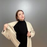 Jung Kyoung-mi Instagram - 무궁화 꽃이.. 아니 목단꽃이 피었습니다❤️ 패션브랜드 패션업계 20년차 대표님! 명품 브랜드 부럽지 않은 퀄리티로 아주 깐깐하게 만드는 여성의류 브랜드인데요:) 지금부터 봄까지 입기 좋은 간절기 아이템을 아주 발빠르게 준비하셨다고 하시네요. 역시나 대표님 센스 짱👍🏻👍🏻👍🏻 이번 출시 제품에서 가장 먼저 픽한 옷은 아주 간결한 실루엣과 담백한 디자인으로 제작된 ✅핸드메이드 코드인 인데요. 자켓 디자인에 가까워서 지금부터 요리조리 매치하기 참 좋겠드라구요. 슬렉스는 또 얼마나 편한지 앉았다 일어났다 해도 무릎이 안 나옴 ㅋㅋㅋ ✔️1월 25일 (목) 오후 5시 ✔️네이버쇼핑라이브 #졸업식룩 #입합식룩 #설날룩 #목단꽃이피었습니다