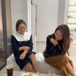 Jung Kyoung-mi Instagram - 언니들의 문화생활😊 서로의 옷차림 보고 빵터짐 ㅋㅋㅋ 츄리닝 입고 동네 카페 가거나 츄리닝 입고 캠핑장 가다가 이게 뭐냐~~~ 한 명은 춘천 공연 갔다오고 한 명은 프라이팬 팔고 오고 오랜만에 서울 나들이 즐거웠고 나 오늘은 잠 못자~~