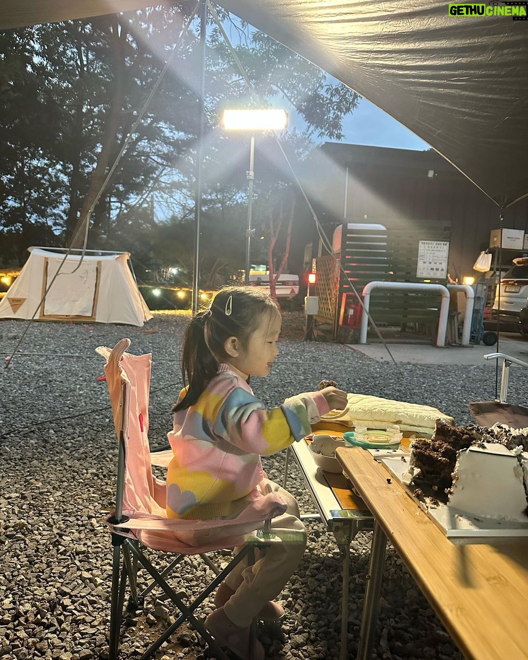 Jung Kyoung-mi Instagram - 우당탕탕 가을캠핑🍁 다녀오자마자 다음 캠핑장을 검색한다. 팩 한번 박고 손목은 나갔지만 갈때마다 행복 그 잡채! 2박 3일동안 먹은… 장어 샤브칼국수 짬뽕 와플 콩나물불고기 대창 곱창 소불고기 삼겹살 순두부찌개 어묵탕 또 어묵탕 마라탕 소고기 케이크.. 등등 그리고 맥주… 가을 캠핑 몇 번 더 가고 이제 장박 들어가자~~~~~~~~~~😊