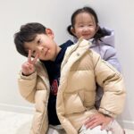 Jung Kyoung-mi Instagram - 슬슬 겨울 준비! 옷 정리 한번 싹~~~해야하는데… 구찮아 ㅋㅋ 일단 겨울 점퍼부터 준비합니다! 애들 옷은 뉴발이지👍🏻 @newbalancekids_kr