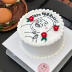 Jung Kyoung-mi Instagram - 저에게도 팬이 있습니다❤️🧡💚 우리 케이크 싸장님🎂 인스타 친구로 만나서 얘기도 나누고 친해졌지요:) 준이 생일 케이크 주문도 하고 이번에 새해 케이크 주문 했는데 글쎄!!! 케이크와 함께 풍선을 써프라이즈 선물로 ㅜㅜ 하…. 증말 감동감동 한 바가지…. 판매와 증갱미 대박나겠다 진짜!!! 우리 케이크싸모님.. 정말 감사해요!!! 오!!!! 판매왕 한번 찾아가야겠네 ㅋㅋㅋㅋㅋ 인천 케이크는 @cookie.hae 싸랑합니다~~~~~ 나 팬 있는 여자야~~~~~~ (우리 케이크싸모님은 성시경님을 완전 좋아하심 ㅋㅋㅋㅋ)
