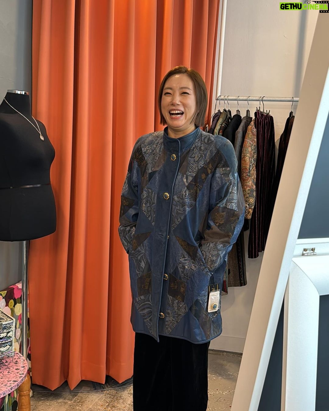 Jung Kyoung-mi Instagram - π₯μΈ ν λ΄ κ°±λ―Έμ ν루π₯ μμ¦ μ°Έ κ°μ¬ν ν루ν루μ
λλ€:) μ€λμ! β
μ€μ 7μ 25λΆ NSνμΌν β
μ€μ 11μ λ€μ΄λ²μΌνλΌμ΄λΈ β
μ€ν 4μ SKμ€ν μ κ·Έλ¦¬κ³ μ€κ°μ!! νλ§€μ μ κ²½λ―Έ μμ νΌν
!! μ κ° μ§μ§ μ’μνλ λμ μ΅μ΄μ΄μπ ν¬ν¬μ
λ μ΅ @_vintagekk μλ©°μΉ μλ²½λΆν° κ³ μν΄μ€ μ°λ¦¬ λ§€λμ .. μ€κ°μ€κ° μμ£Όμ μ°λ¦¬ λνλ κ³ μνμ
¨μ΄μ:) λΆλ¬μ£Όμ λΈλλλ κ°μ¬ν΄μβ€οΈππ§‘ λ°©νμΈ μμ΄ λ λ΄μ£Όμ μ°λ¦¬ μλ γ
γ
λ―Έμνκ³ κ³ λ§κ³ κ·Έλ μ΅λλ€π₯Ήπ₯Ή μ λβ¦. μ€λ ν μ’ λ¨Ήμ΄μΌκ² μ΅λλ€! λ΄μΌμ νλ§€μ μ κ²½λ―Έ 촬μ κ°μ§μ γ
γ
κ°μ¬ν¨μΌλ‘ μ λκ² λ¬λ €λ΄
λλΉπππ