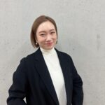Jung Kyoung-mi Instagram - 무궁화 꽃이.. 아니 목단꽃이 피었습니다❤️ 패션브랜드 패션업계 20년차 대표님! 명품 브랜드 부럽지 않은 퀄리티로 아주 깐깐하게 만드는 여성의류 브랜드인데요:) 지금부터 봄까지 입기 좋은 간절기 아이템을 아주 발빠르게 준비하셨다고 하시네요. 역시나 대표님 센스 짱👍🏻👍🏻👍🏻 이번 출시 제품에서 가장 먼저 픽한 옷은 아주 간결한 실루엣과 담백한 디자인으로 제작된 ✅핸드메이드 코드인 인데요. 자켓 디자인에 가까워서 지금부터 요리조리 매치하기 참 좋겠드라구요. 슬렉스는 또 얼마나 편한지 앉았다 일어났다 해도 무릎이 안 나옴 ㅋㅋㅋ ✔️1월 25일 (목) 오후 5시 ✔️네이버쇼핑라이브 #졸업식룩 #입합식룩 #설날룩 #목단꽃이피었습니다